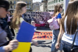A ce jour, 23 procédures pénales administratives sont en cours en Suisse pour violation des sanctions contre la Russie après l'attaque contre l'Ukraine. Sur la photo, une manifestation en avril 2022 à Genève en faveur de sanctions plus sévères con...